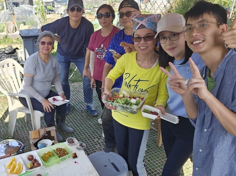 學員分享純素有機蔬食:田園中吃到學員用心製作的午餐,內心溫暖。