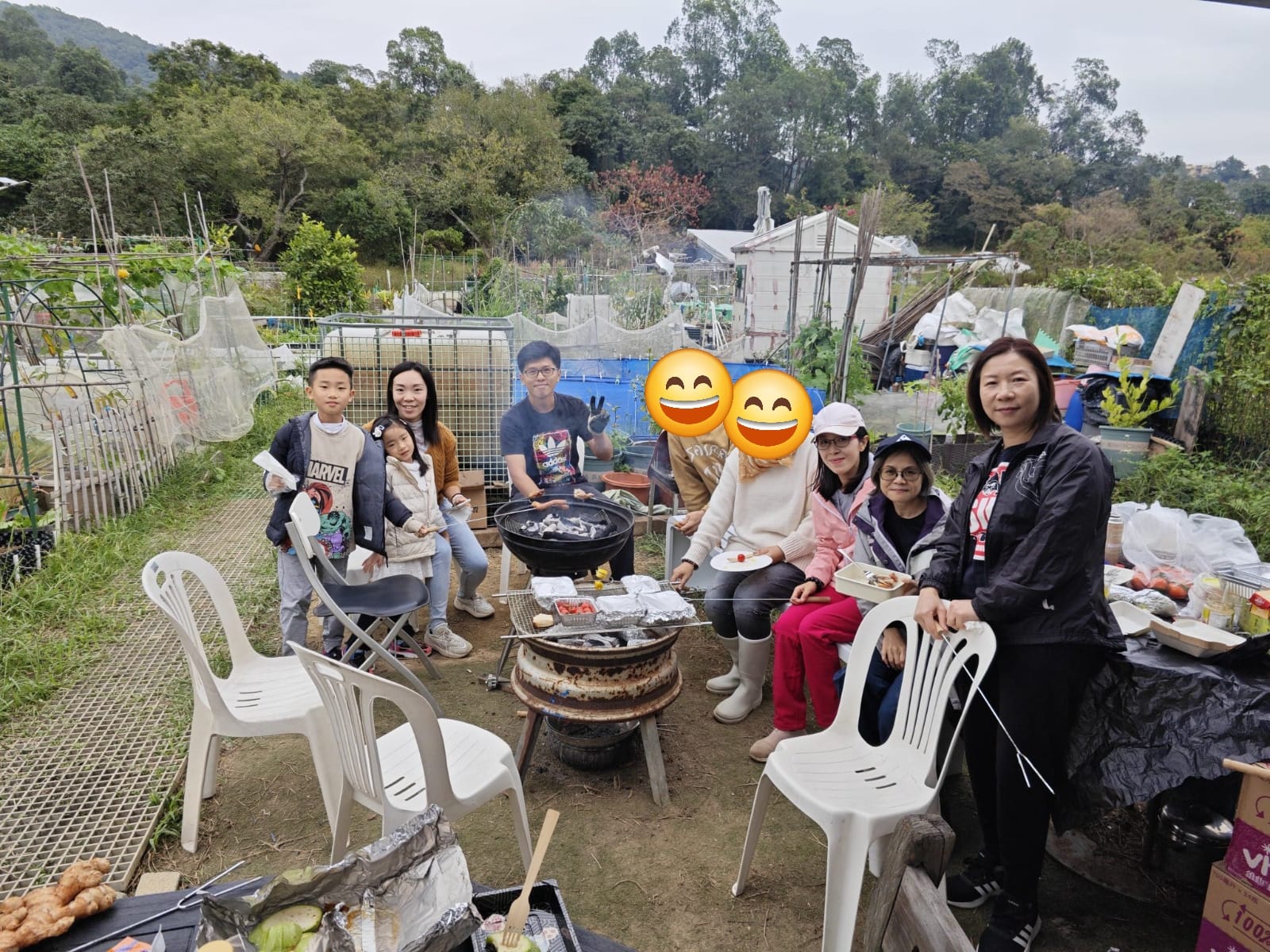 假日與學員聚餐:大家分享收成和現場烹煮。