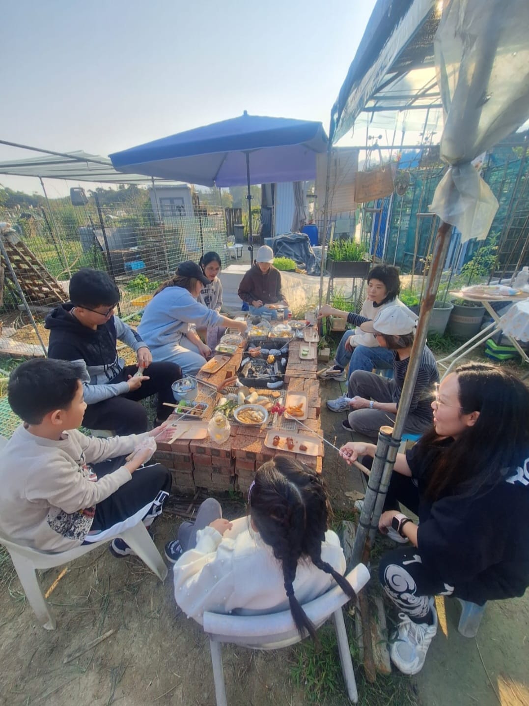 為學員準備的燒烤爐:親手用2百多塊紅磚砌成的燒烤爐,讓大家都有做大廚的機會,也能現採現吃。